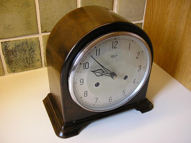 P2160001.JPG - The ubiquitous Bakelite from Enfield. Cleaned & service
