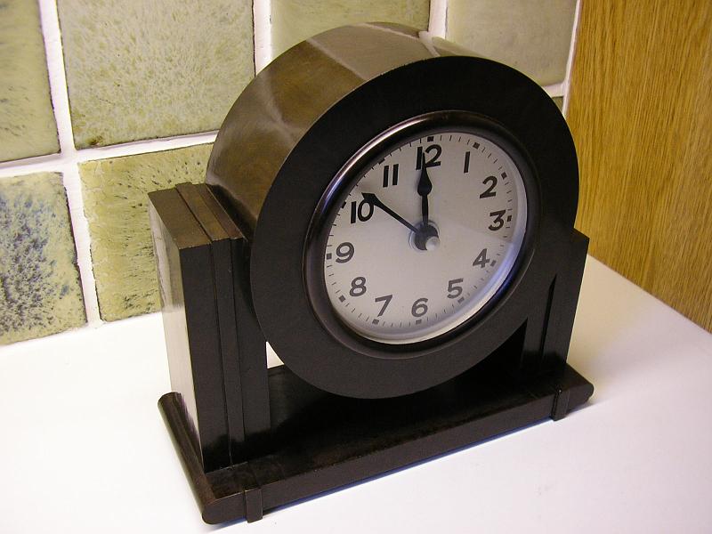 P1150003.JPG - A 1930's Bakelite. Converted to Quartz.